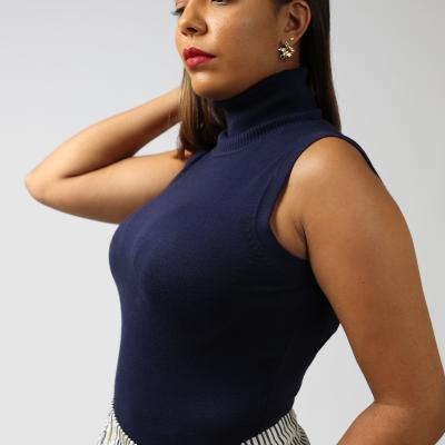 Blusa de cuello alto sin mangas Cielo