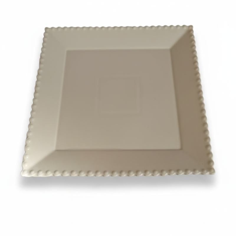 plato cuadrado de cerámicaborde festoneado