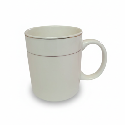 taza de cerámica blanca con un borde dorado