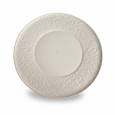plato de cerámica blanca con un borde de hojas en relieve.
