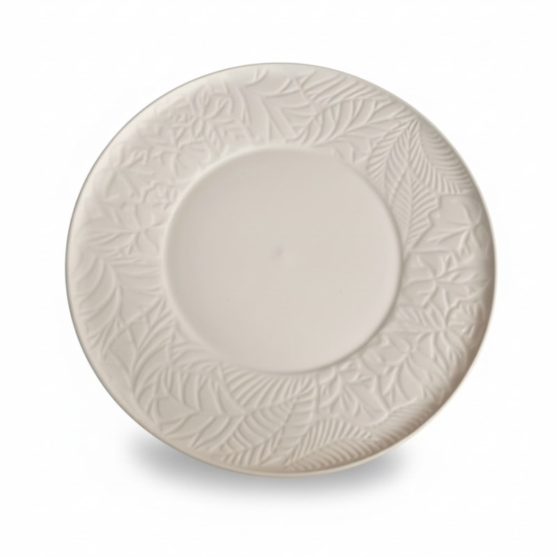 plato de cerámica blanca con un borde de hojas en relieve.
