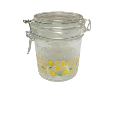 Tarro de cristal hermético con un estampado de limones