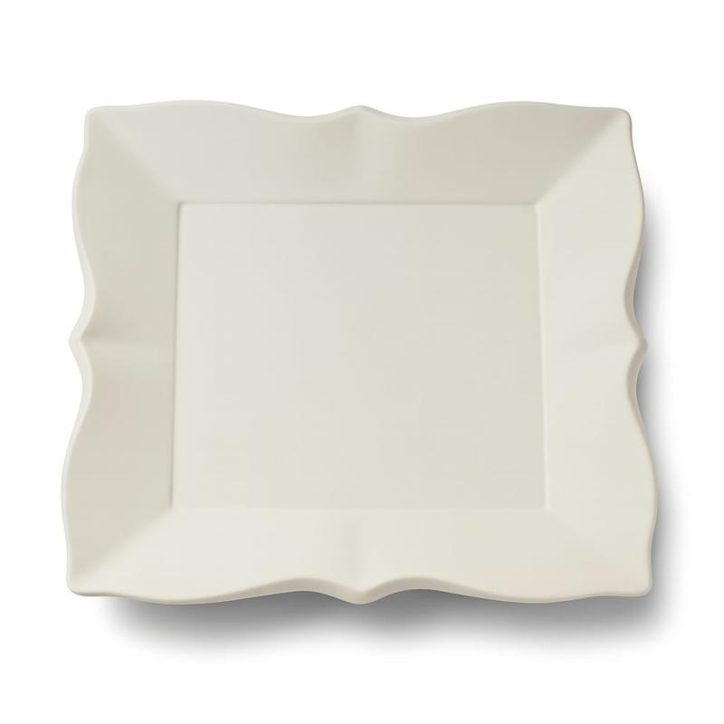plato cuadrado de cerámica blanca con bordes festoneados.