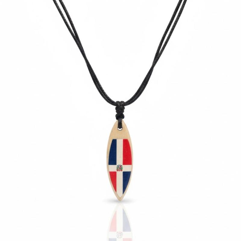 Collar artesanal con colgante de la bandera dominicana